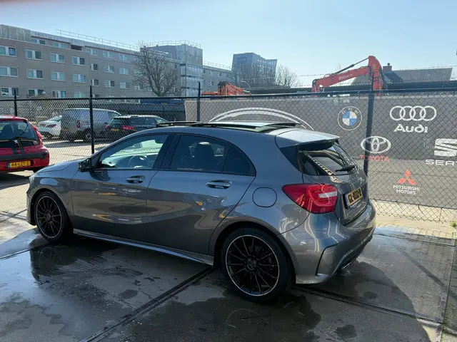 Mercedes-Benz A-Klasse 180 pano amg-pakket 2015 Benzine 4
