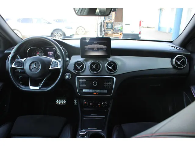 Mercedes-Benz GLA 180 Business 2018 Benzine 2