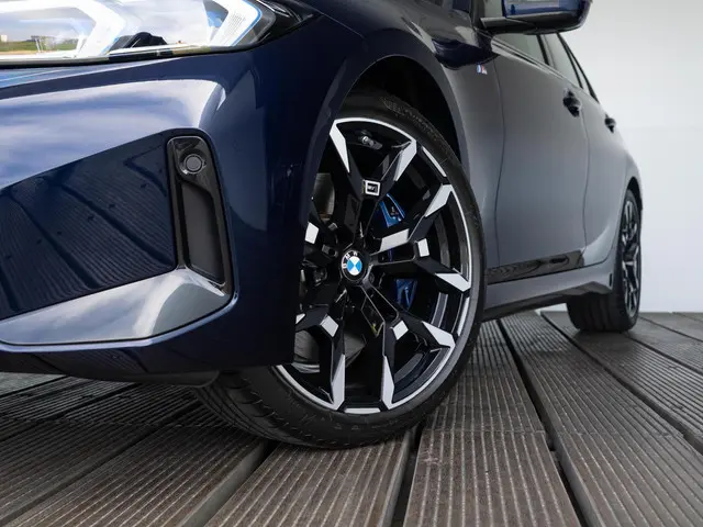 BMW 3 Serie Sedan 330i 2025 Benzine 13