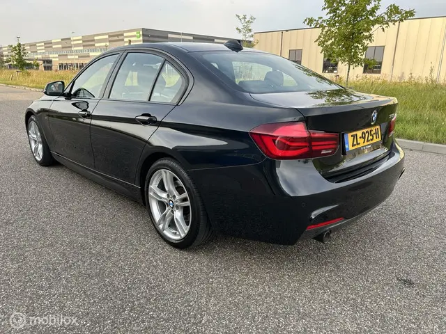 BMW 3 Serie 318i M High Executive 2019 Benzine 3