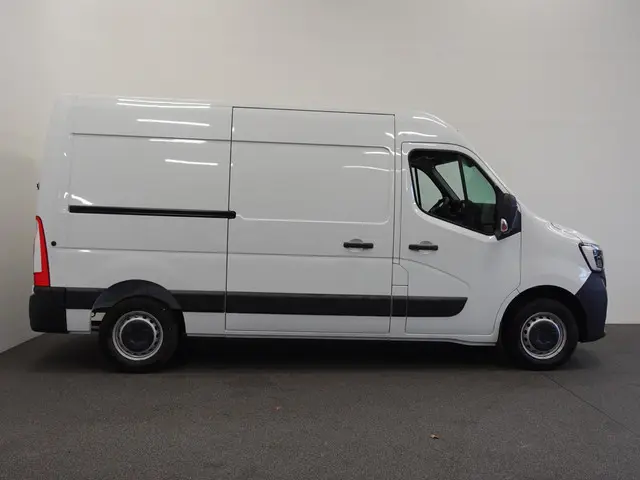 Renault Master T33 2.3 dCi 135 L2H2 2024 Diesel 37