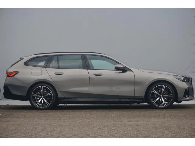 BMW 5 Serie Touring 550e xDrive 2026 Hybride Benzine 6