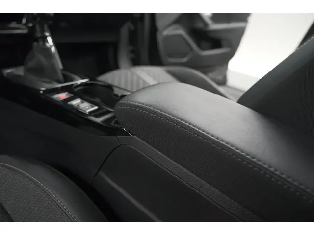 Peugeot 2008 PureTech 100 Allure 2024 Benzine 43