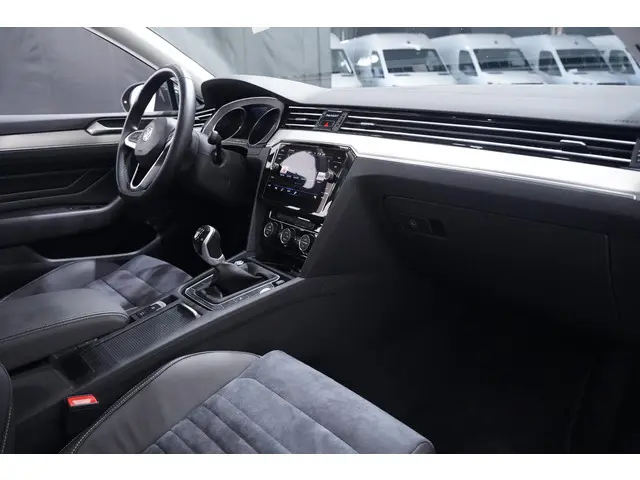 Volkswagen Passat 1.5 TSI Elegance 2020 Benzine 35