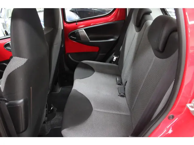 Toyota Aygo 1.0 VVT-i Aspiration Automaat 2013 Benzine 6