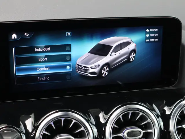 Mercedes-Benz GLA 250 e Style 2021 Hybride Benzine 28