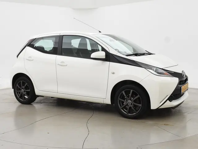 Toyota Aygo 1.0 VVT-i X-PLAY 5-DEURS 2015 Benzine 25