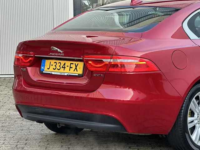 Jaguar XE 2.0 Portfolio 2015 Benzine 29