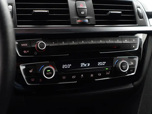 BMW 3 Serie 318i High Executive Aut- 2018 Benzine 15