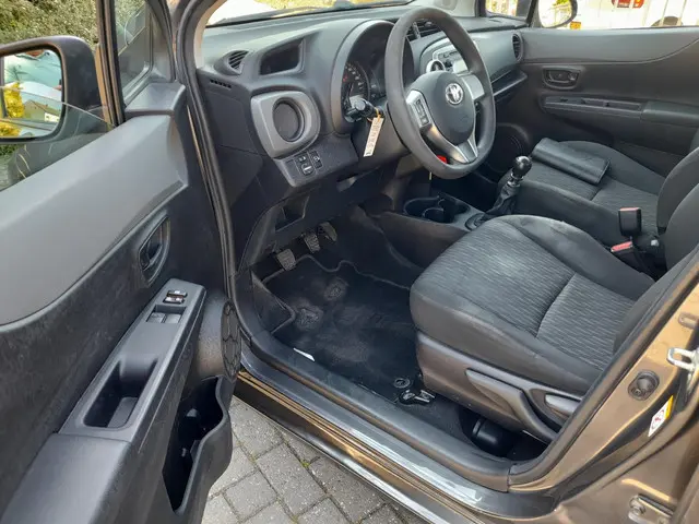 Toyota Yaris 1.3 VVT-i Now 2013 Benzine 4