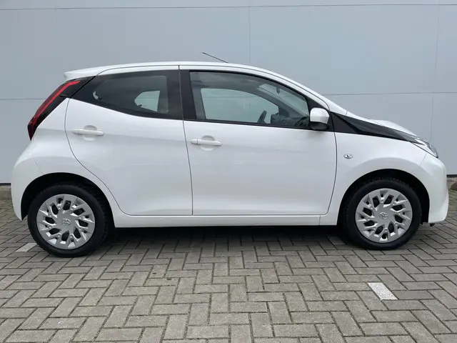 Toyota Aygo 1.0 VVT-i x-play 2021 Benzine 12