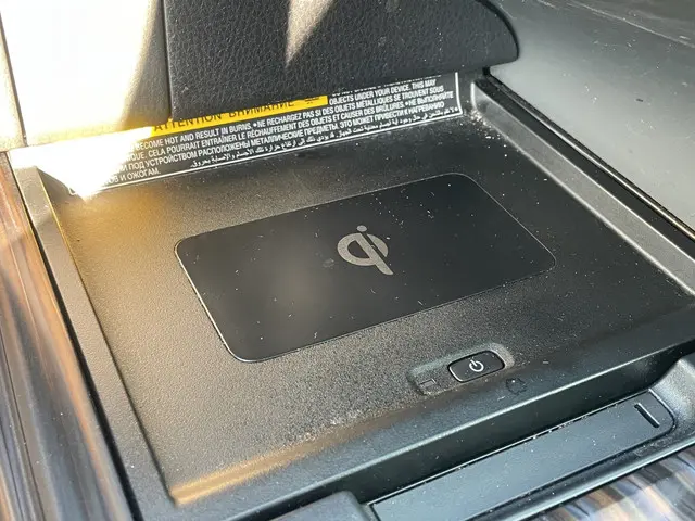 Toyota Camry 2.5 Hybrid Business + 2021 Hybride Benzine 21