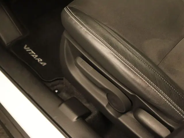 Suzuki Vitara 1.6 High Executive 2015 Benzine 38