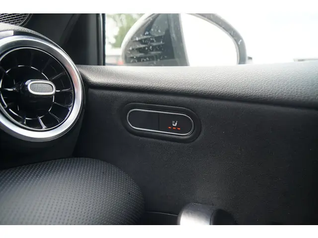 Mercedes-Benz A-Klasse 180 AMG Line 2020 Benzine 23