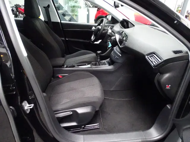 Peugeot 308 SW 1.2 PureTech Blue Active 2021 Benzine 27