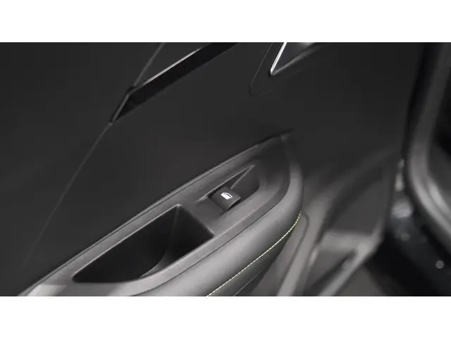Peugeot 2008 PureTech 130 EAT8 GT 2024 Benzine 34