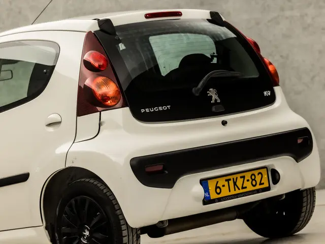 Peugeot 107 1.0 Active Sport 2014 Benzine 11