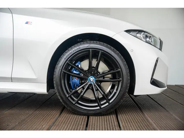 BMW 3 Serie Sedan 320e 2025 Hybride Benzine 6