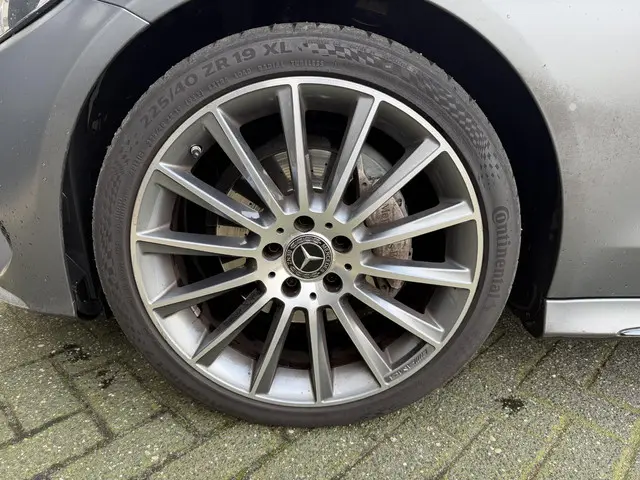 Mercedes-Benz C-Klasse 200 4matic AMG 2017 Benzine 8