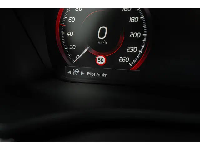 Volvo V60 2.0 B4 R-Design 2020 Benzine 31