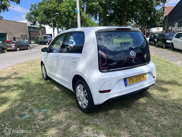 Volkswagen up! 1.0 BMT high up! 2017 Benzine 11