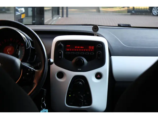 Peugeot 108 1.0 VTi Active Automaat 2015 Benzine 12