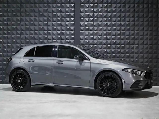 Mercedes-Benz A-Klasse 250 e AMG 2022 Hybride Benzine 2