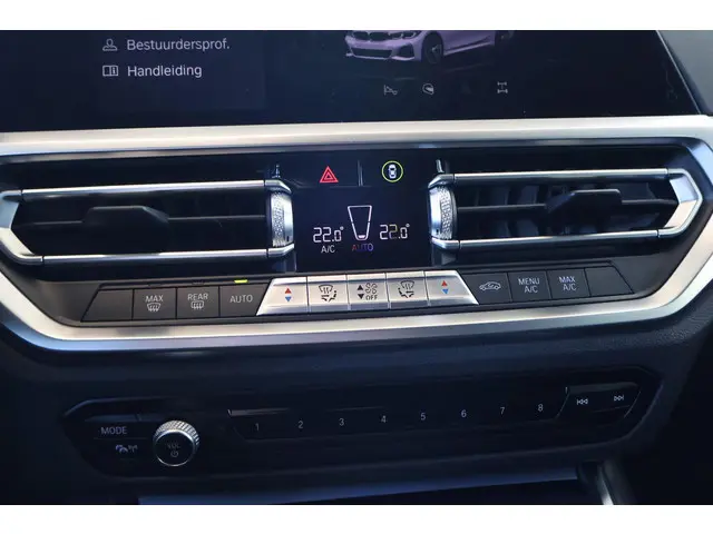 BMW 3 Serie Touring 318i Business Edition 2021 Benzine 19