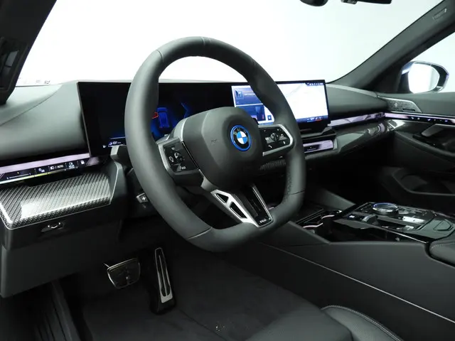 BMW 5 Serie Touring 550e xDrive 2025 Hybride Benzine 6