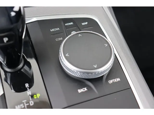 BMW 3 Serie Touring 318i Executive Edition 2020 Benzine 30