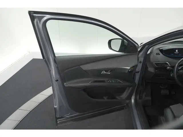 Peugeot 3008 PureTech 130 EAT8 Crossway 2020 Benzine 67