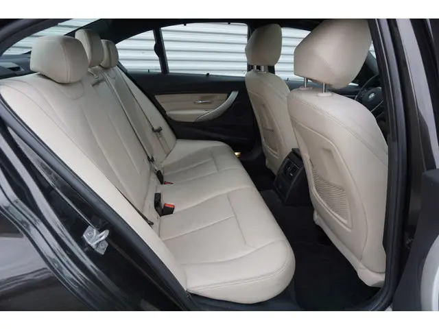 BMW 3 Serie 330e High Executive 2016 Hybride Benzine 23