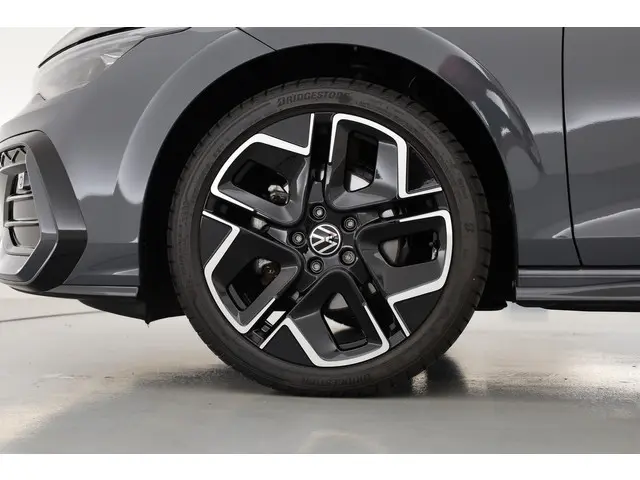 Volkswagen Golf 1.5 eTSI R-Line DSG 2024 Benzine 35