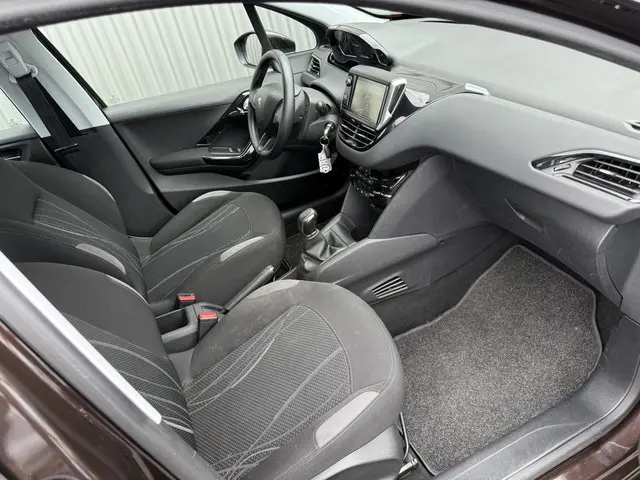 Peugeot 208 1.2 VTi Envy 2013 Benzine 16