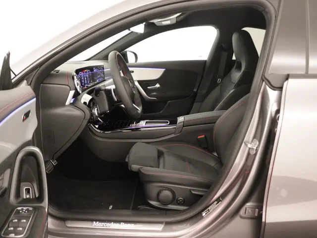Mercedes-Benz CLA 180 AMG Line 2024 Hybride Benzine 15