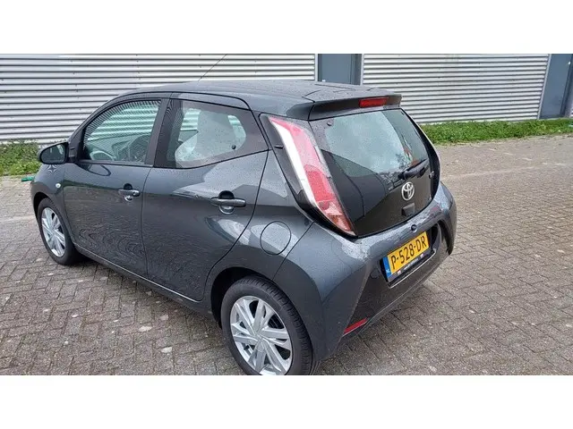 Toyota Aygo 1.0 VVT-i x 2014 Benzine 4