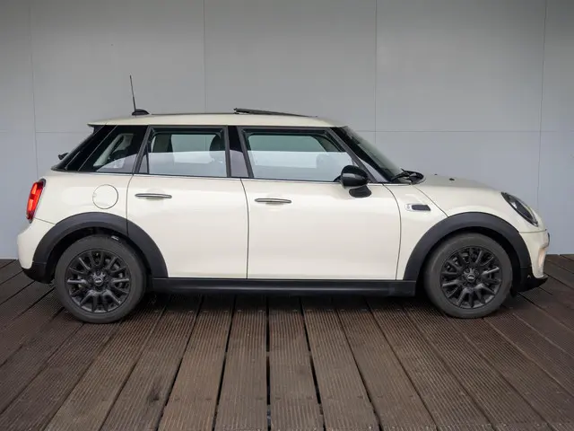 MINI 5-Deurs One 2019 Benzine 4