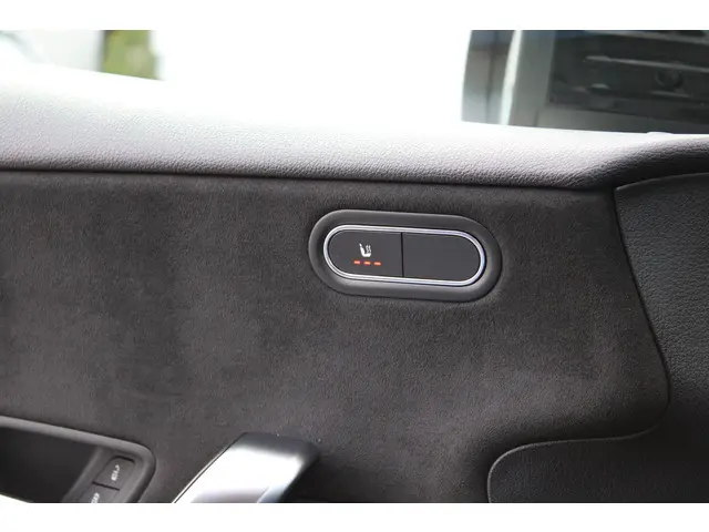 Mercedes-Benz A-Klasse 180 AMG 2019 Benzine 25