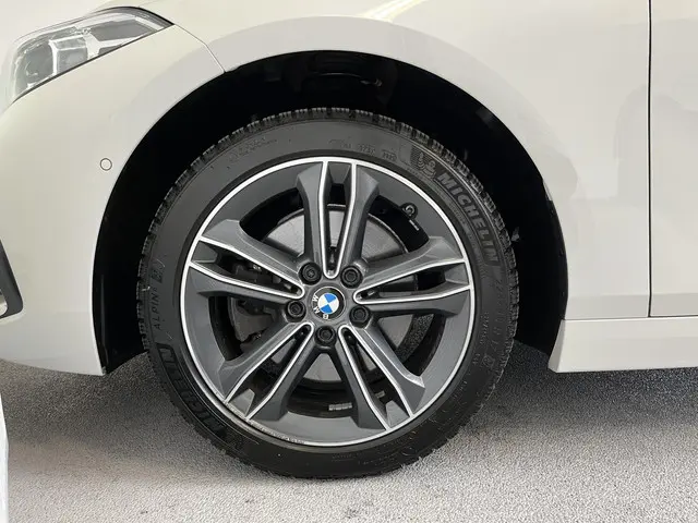 BMW 1 Serie 118i Sport Line 2021 Benzine 38