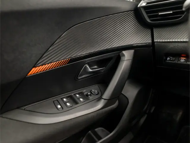 Peugeot 2008 1.2 PureTech Sport 2021 Benzine 21