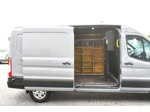 Ford Transit 350 2.0 TDCI L3H2 Limited 2024 Diesel 11