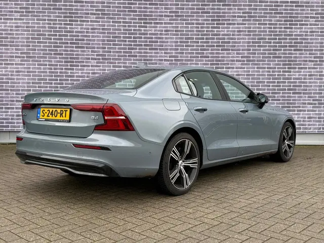 Volvo S60 2.0 B4 Plus Dark 2023 Benzine 3