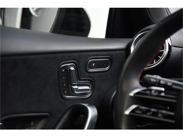 Mercedes-Benz A-Klasse 200 AMG Line 2023 Benzine 25