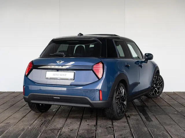 MINI 5-Deurs Cooper C Favoured 2025 Benzine 2
