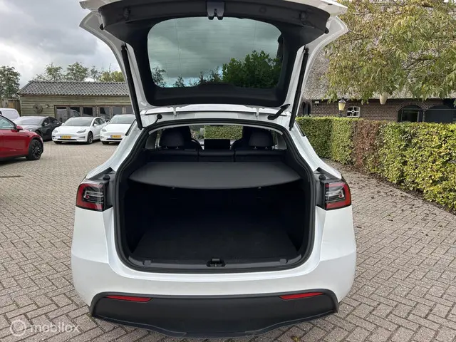 Tesla Model Y Long Range Dual Motor 2024 Elektrisch 4