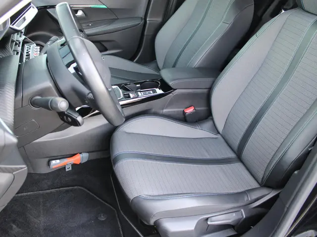 Peugeot 2008 1.2 PureTech Allure Pack 2021 Benzine 14