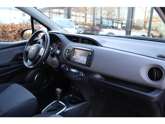 Toyota Yaris 1.5 Hybrid Trend 2015 Hybride Benzine 6