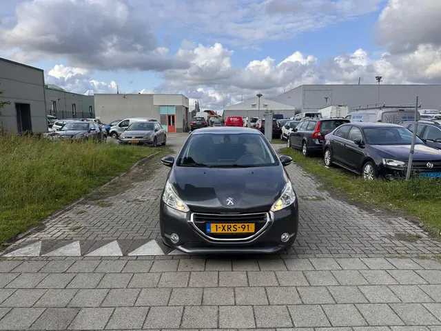 Peugeot 208 1.2 VTi Allure Clima.Navi.Pano 2014 Benzine 2