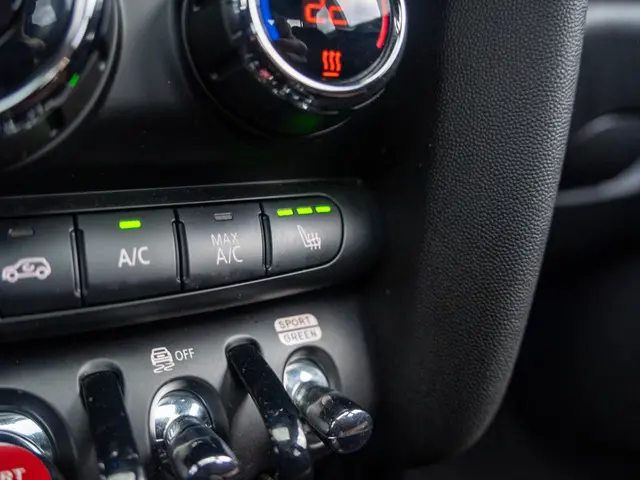 MINI 3-Deurs Cooper Aut. 60 Years Edition 2019 Benzine 25