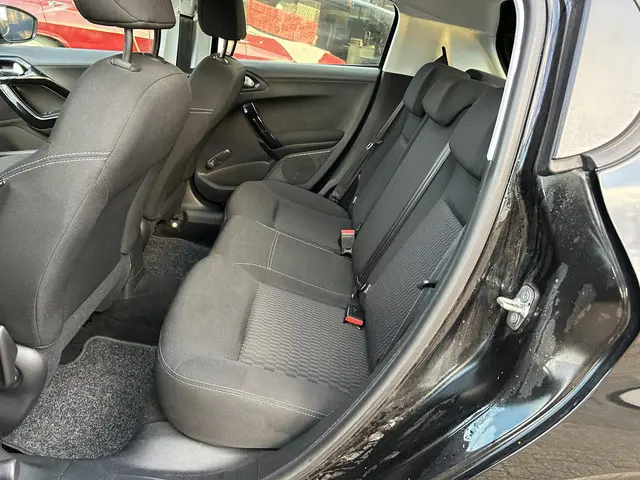 Peugeot 208 1.2 Airco en parkeerhulp 2018 Benzine 26